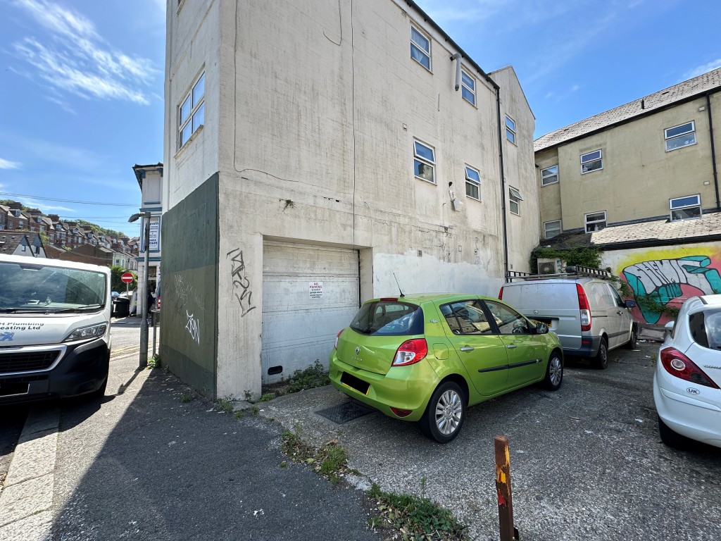 Lot: 57 - COMMERCIAL UNIT WITH LONG LEASE - Parking area